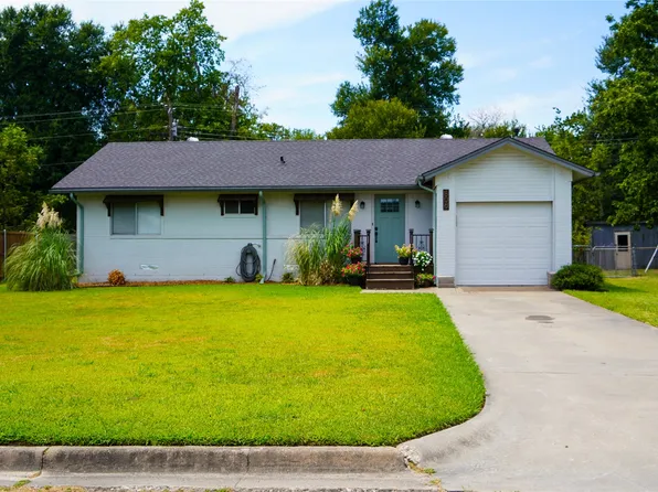 806 Edgewood St, Wolfe City, TX 75496