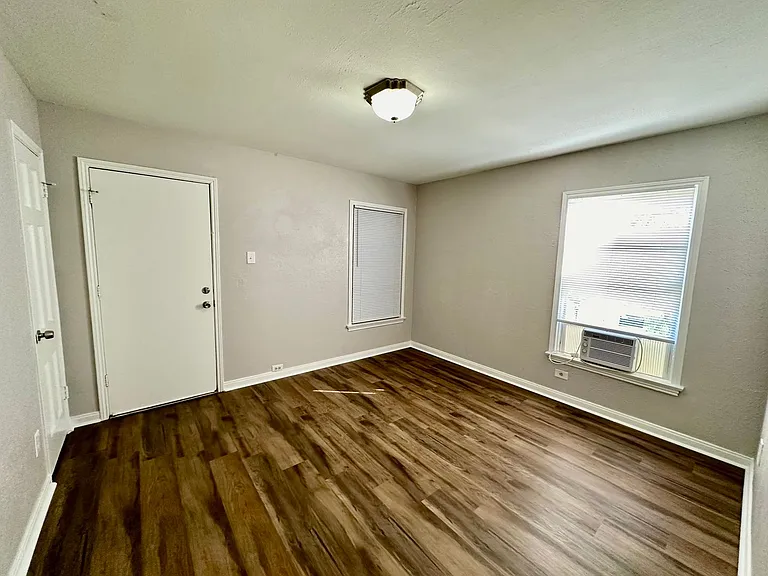 2712 Mitchell Ave — Photo 5