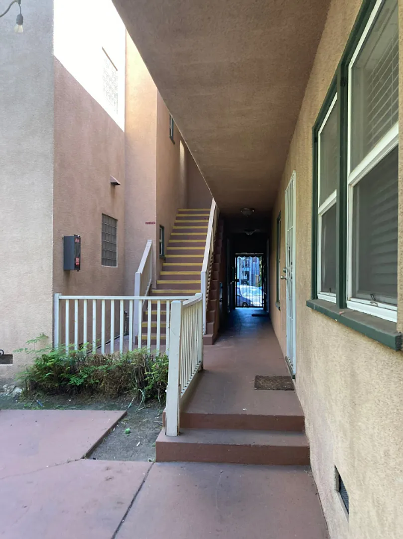 715 — Photo 3