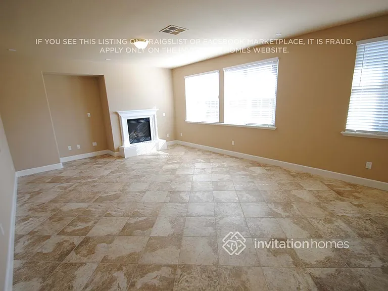 1667 Montrose Ln — Photo 2