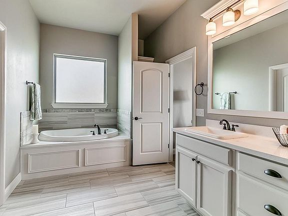 Large Master ensuite with walk in Closet as well