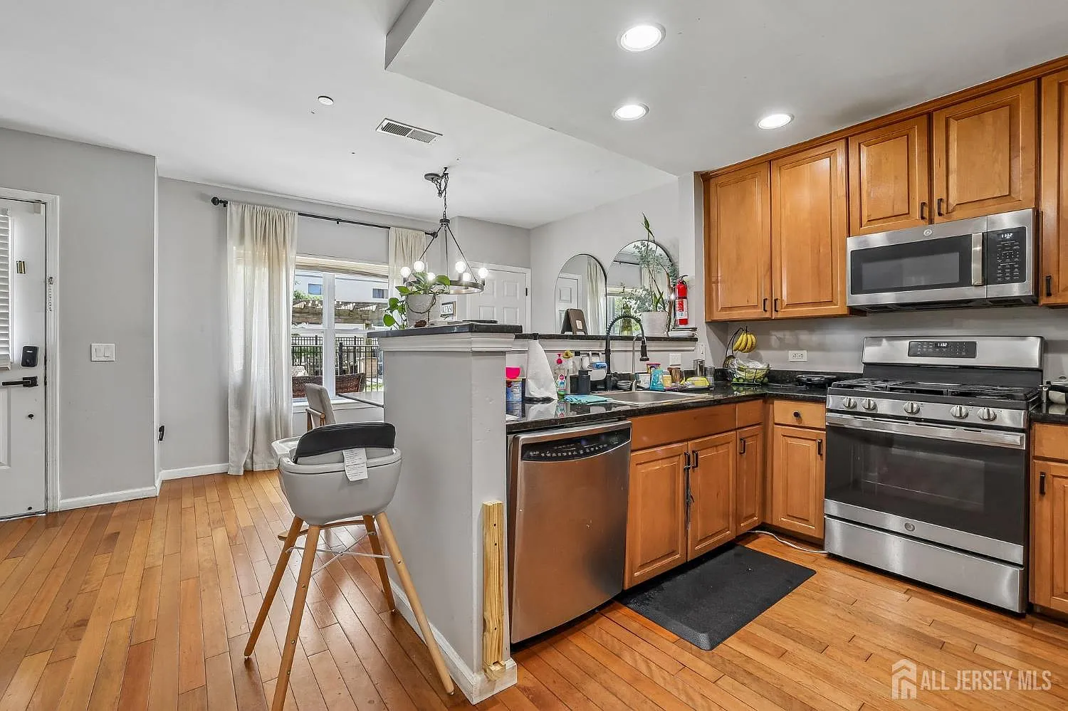 4 bed, 3.0 bath, 2349 sqft, $3,800 — Photo 4