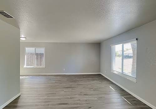 3rd image of 3918 N Country Dr