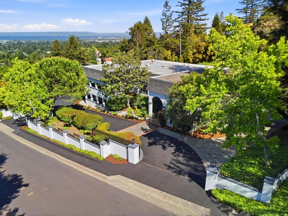 1st image of 555 Chateau Dr