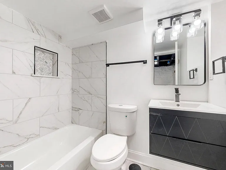2320 W Lexington St — Photo 27