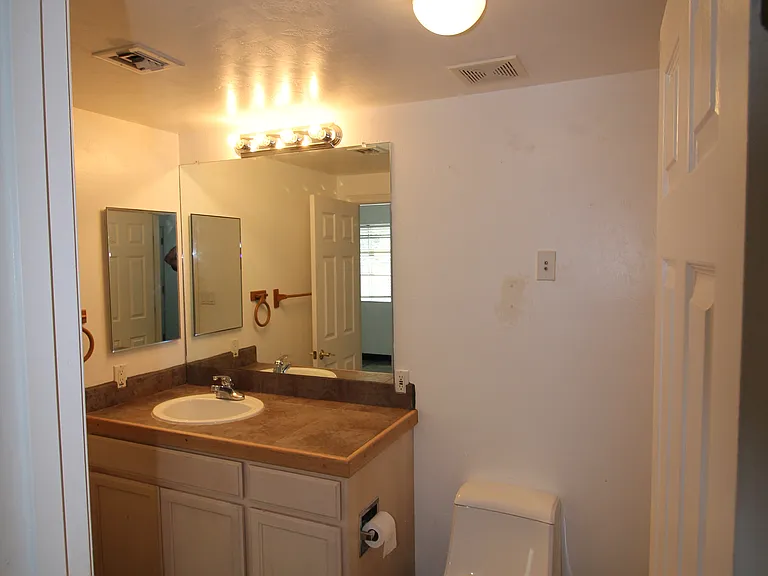 515 E Lester St — Photo 17