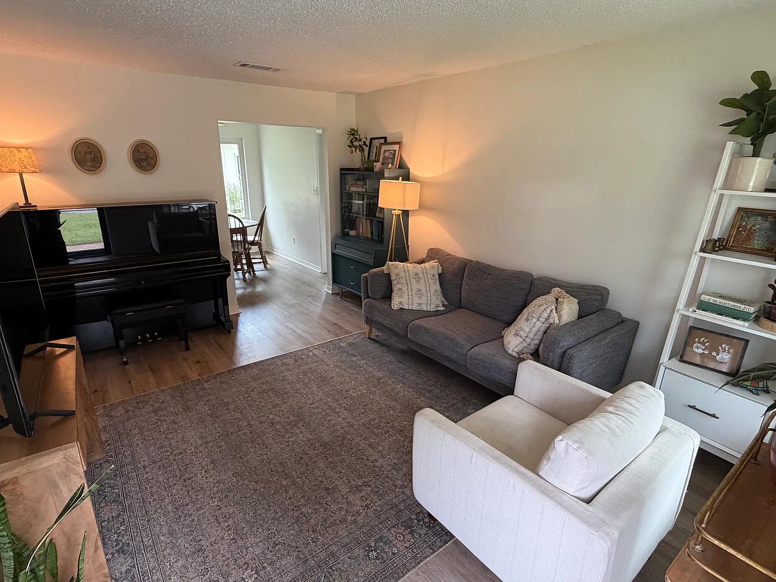 3 bed, 1.5 bath, 1323 sqft, $1,750 — Photo 2
