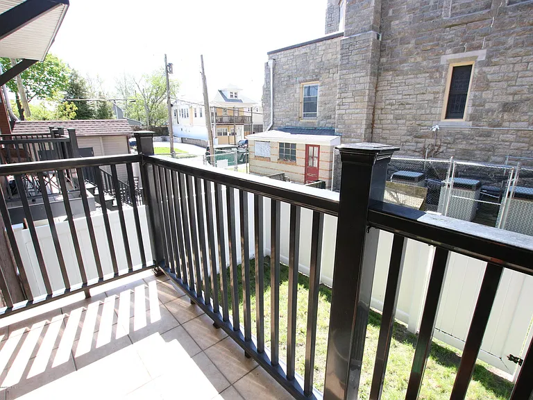 1003 Bond St #5 — Photo 11