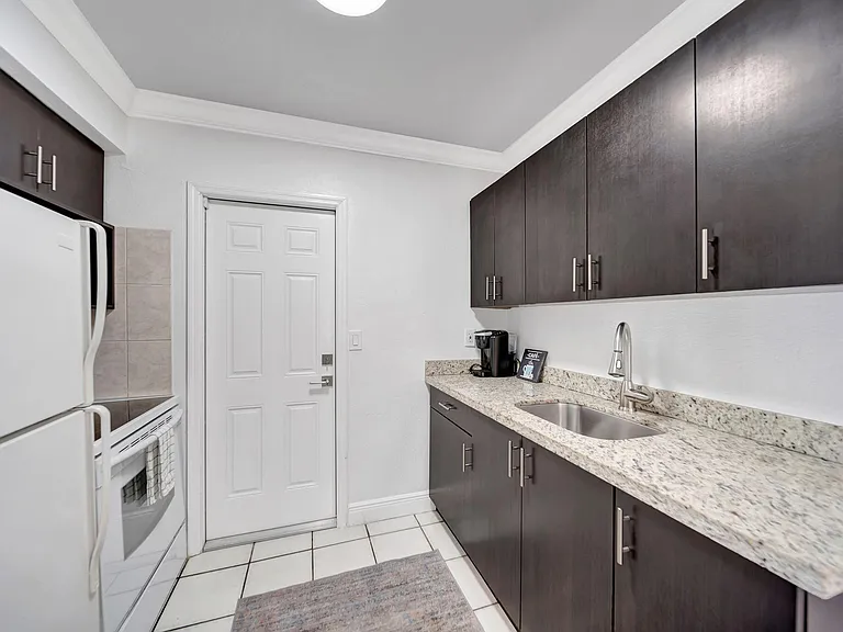 2724 NE 14th St #5 — Photo 4