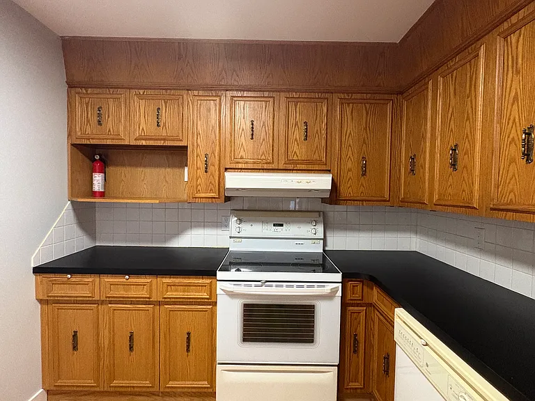 64 Riverton Ave — Photo 2