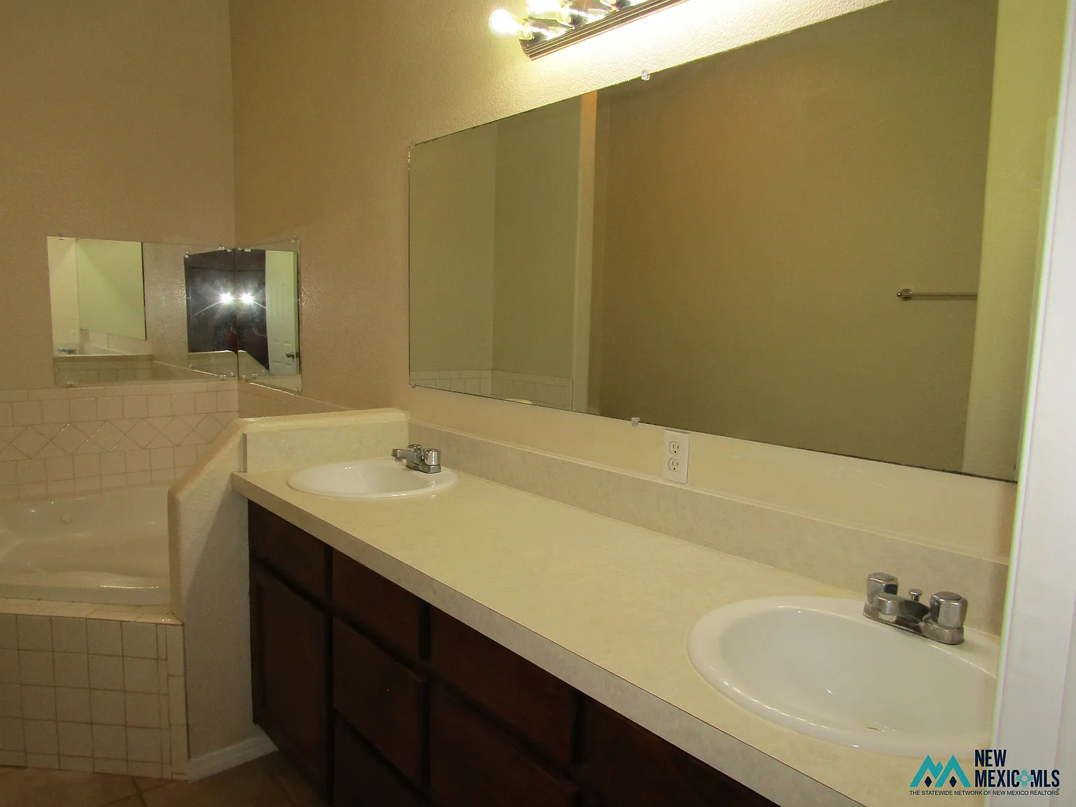 3 bed, 3.0 bath, 2580 sqft, $1,900 — Photo 4