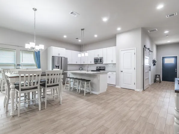 772 Crestview, Floresville, TX 78114