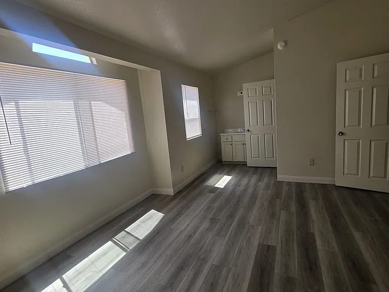 1420 E Date St — Photo 15