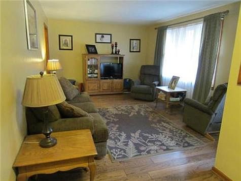 LARGE LIVINGROOM WITH HUGE FRONT WINDOW