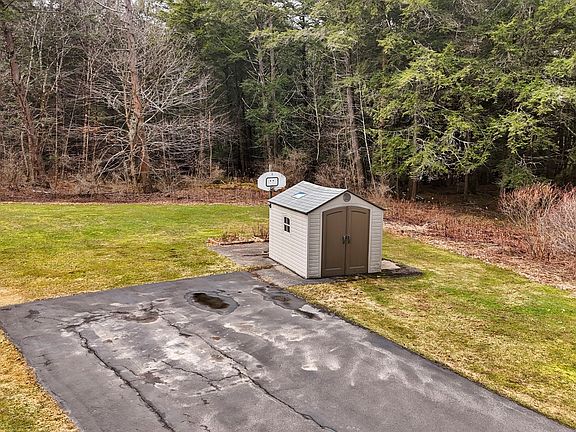 4th image of 20 English Hill Rd