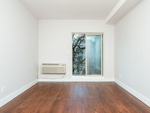 5th image of 146 Jefferson Ave APT 2R