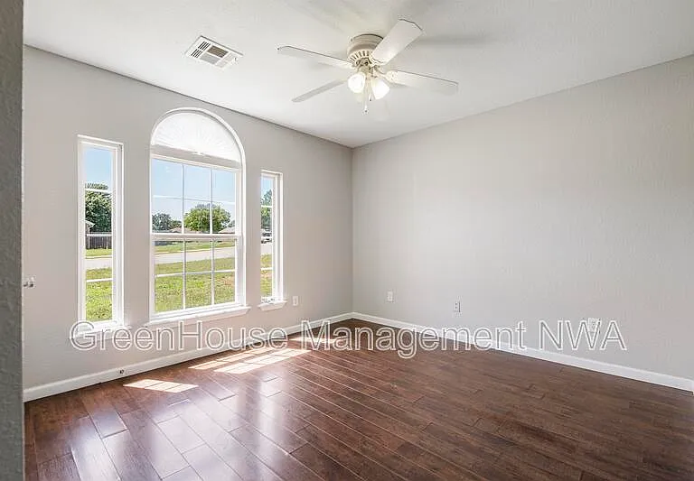 520 Dewberry Ln — Photo 16