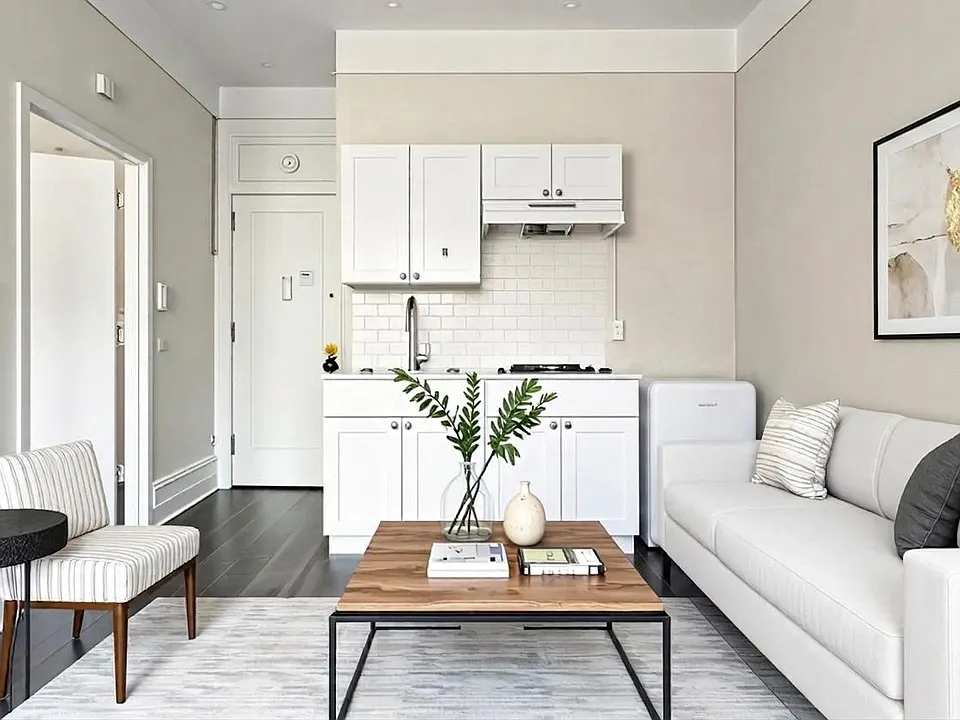 2841 Broadway #4J6
