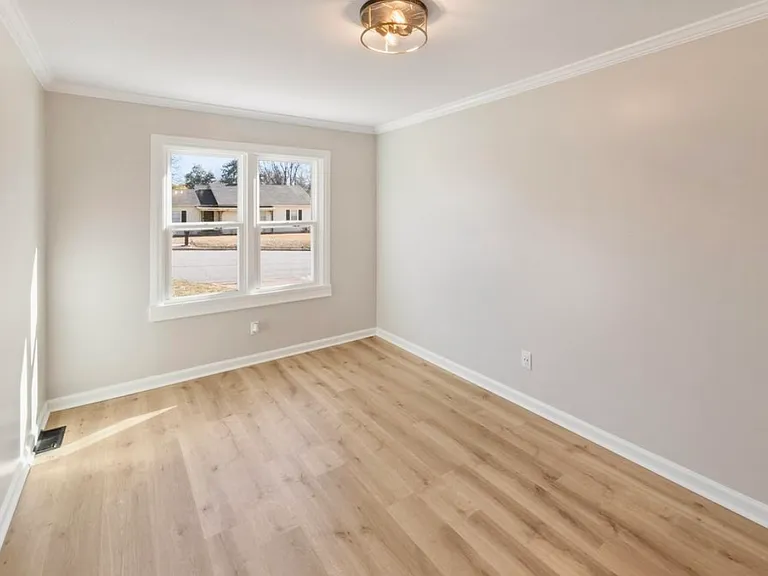 1033 N Pine St — Photo 13
