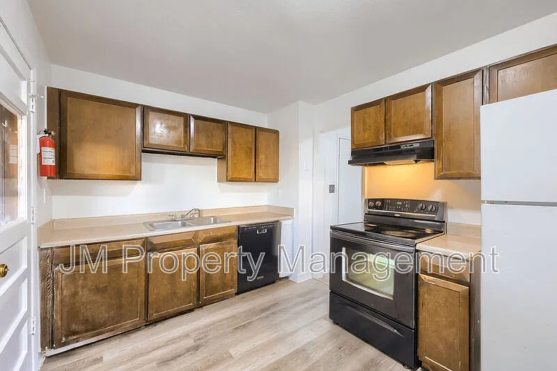 2 bed, 1.0 bath, 870 sqft, $1,350 — Photo 2