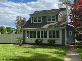 4 Seymour Ct, Troy, NY 12180