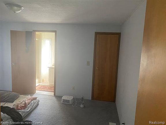 5th image of 241 Shoreline Dr E