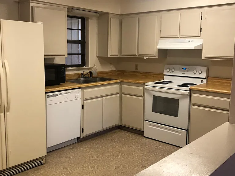 1855 Putnam Dr — Photo 2