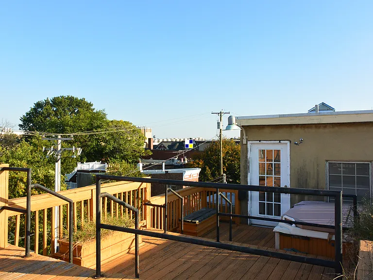 319 E Cross St — Photo 32
