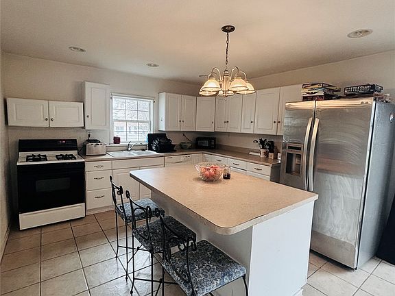 4th image of 918 Harvey Rd