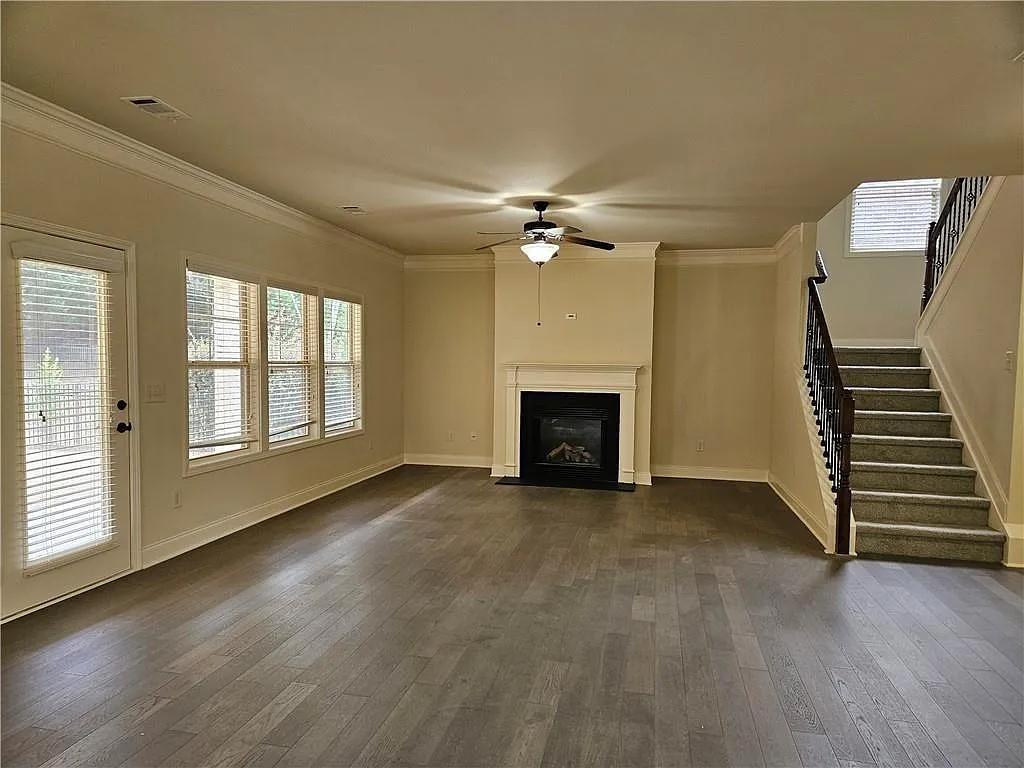 5 bed, 4.0 bath, 3225 sqft, $3,700 — Photo 2