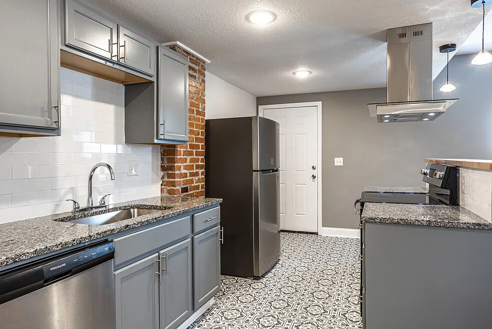3605 Summit St — Photo 3
