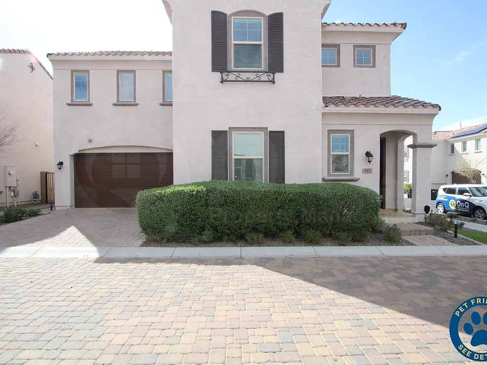 943 E Danbury Dr