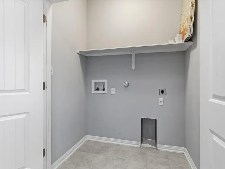 718 Stampede Rd — Photo 9