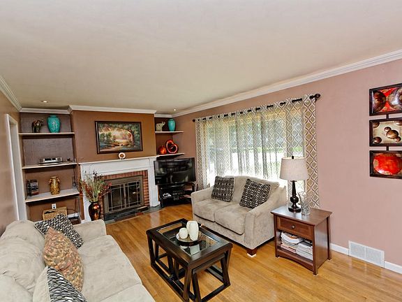 3rd image of 18 Forest Dr