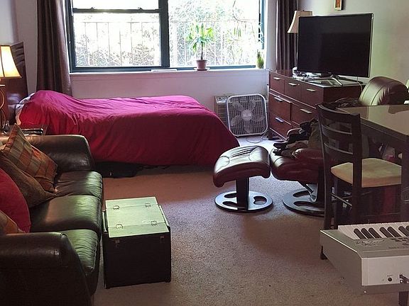 4th image of 212 E 77th St APT 4H