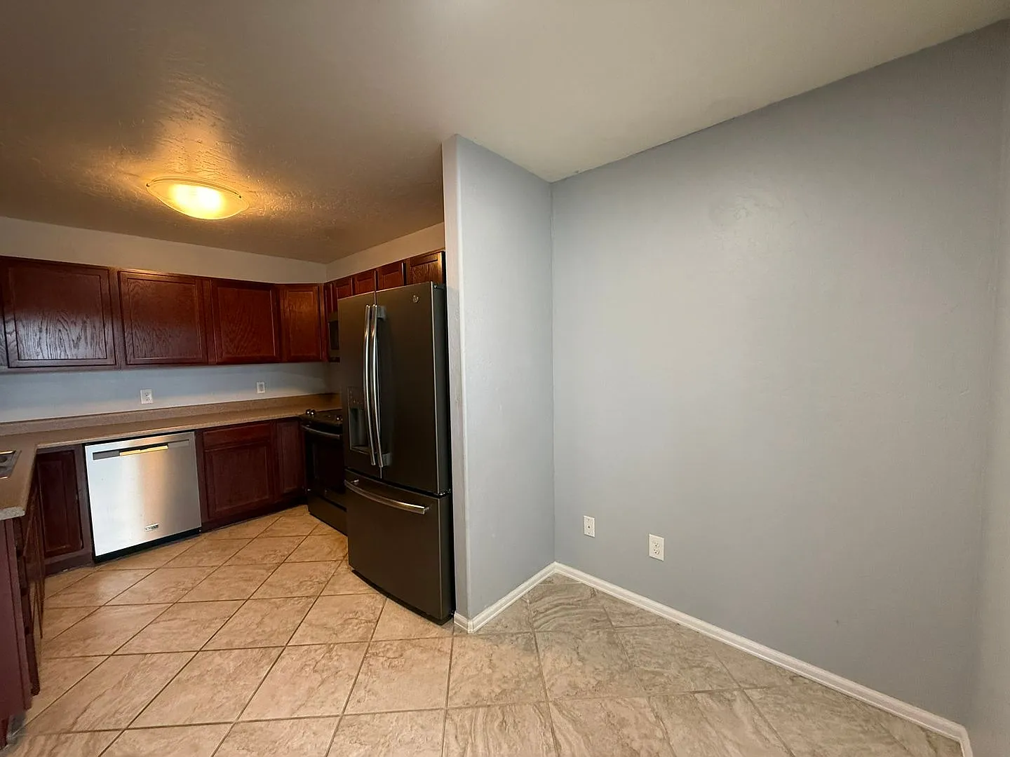 2 Bedroom, 2.5 Bathrooms Townhome with fenced backyard — Photo 3