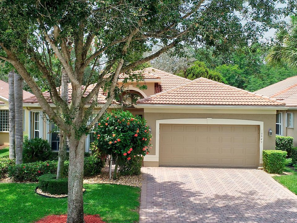 Home For Sale In Valencia Pointe