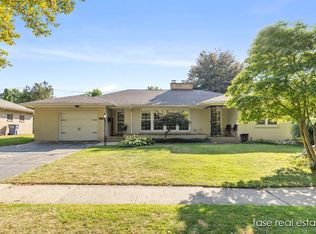 92 Woodcrest Dr NW, Grand Rapids, MI 49504