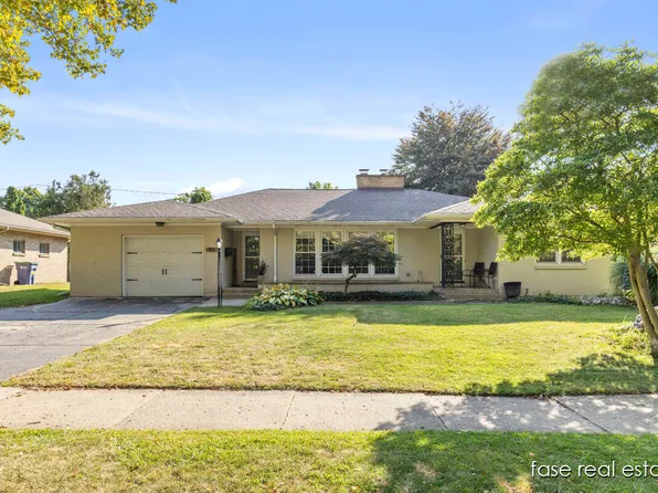 92 Woodcrest Dr NW, Grand Rapids, MI 49504