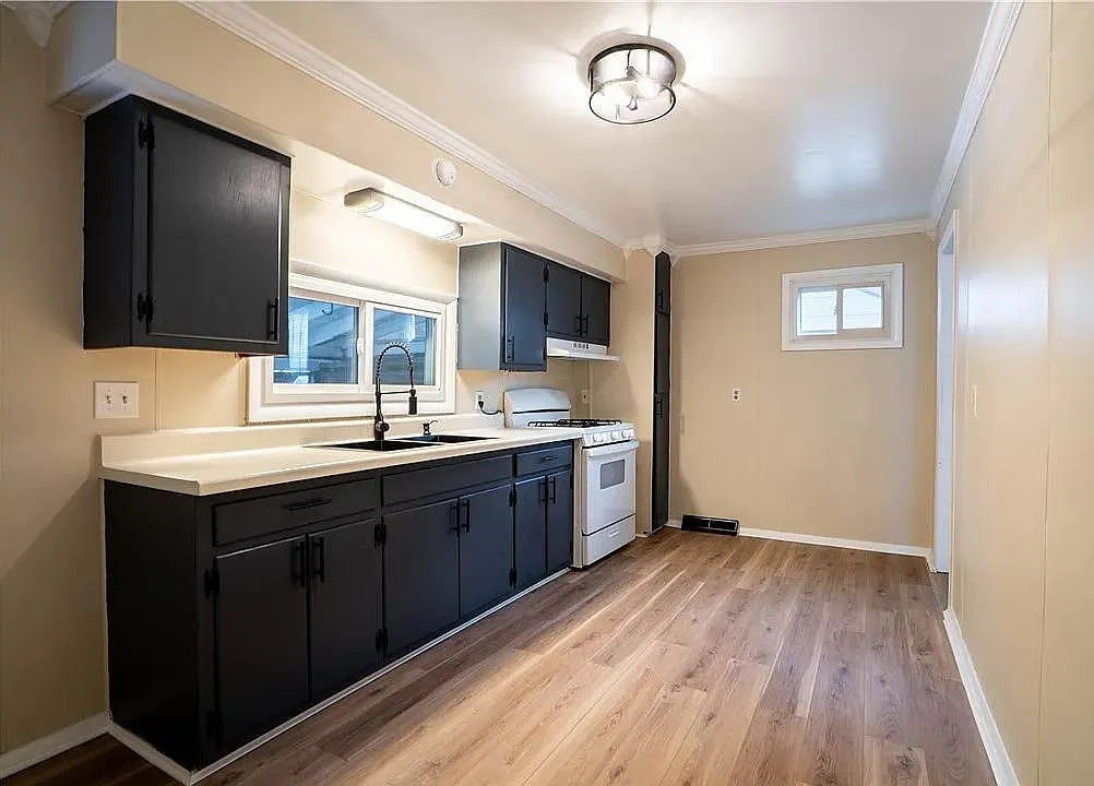 327 William St — Photo 2