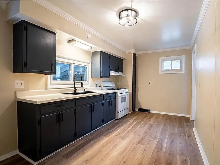 327 William St — Photo 2