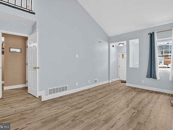 4th image of 823 Barlow St