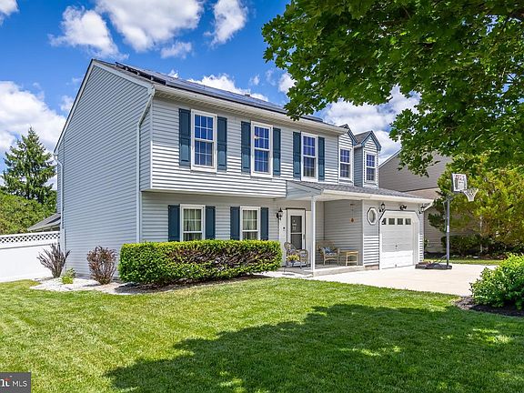 3rd image of 24 Hollybush Dr