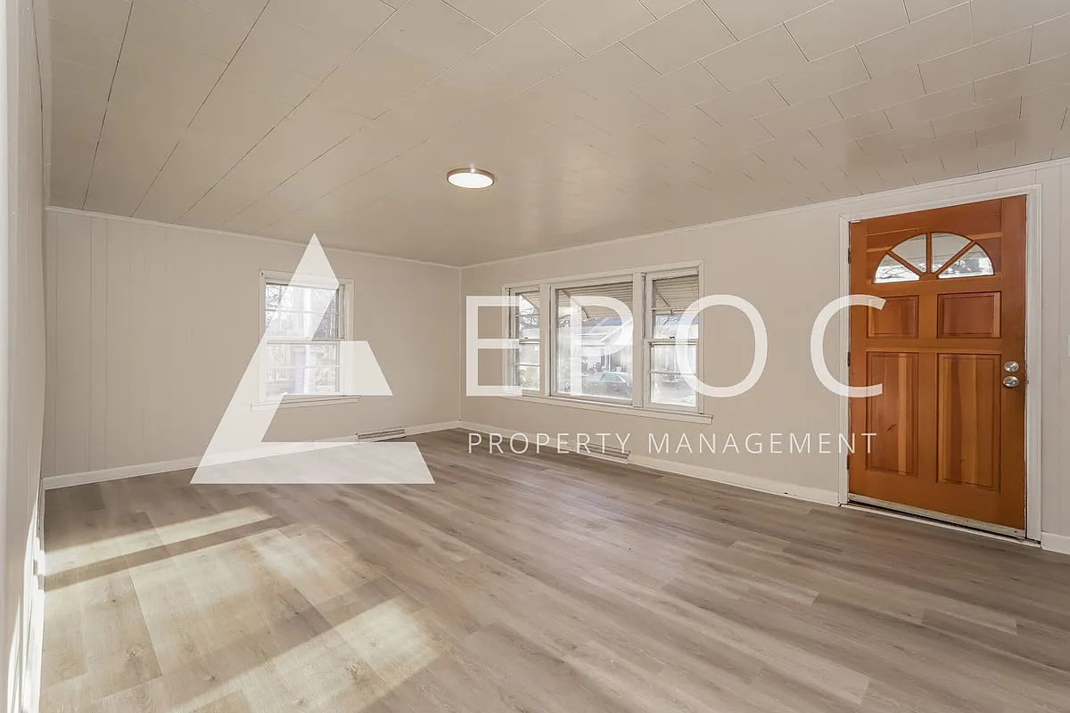 606 Robbins St — Photo 3