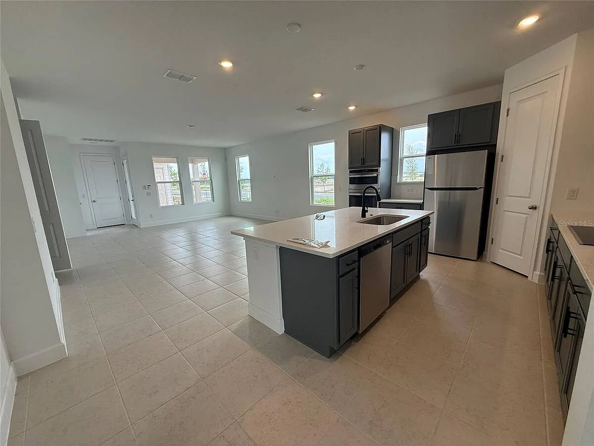 4 bed, 2.5 bath, 1963 sqft, $2,800 — Photo 4