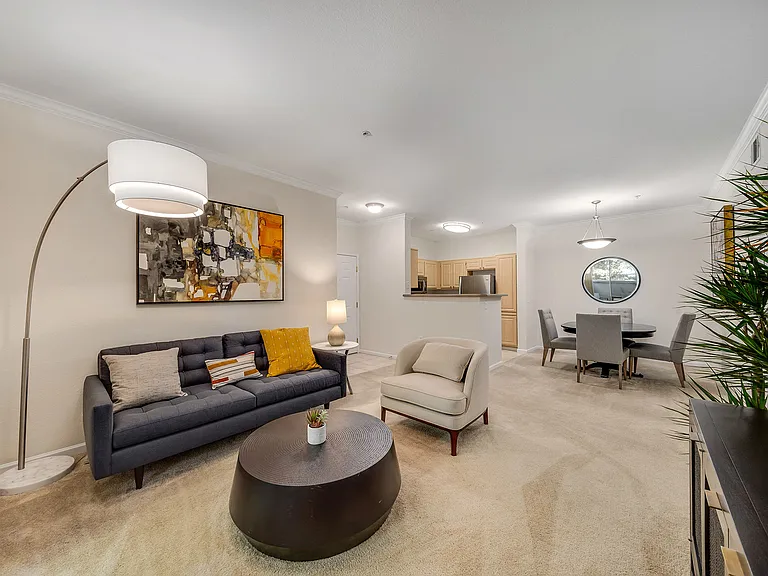 Nine-foot ceilings with crown molding
