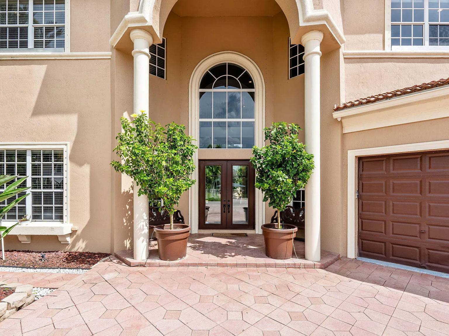 6 bed, 4.5 bath, 4146 sqft, $20,000 — Photo 2