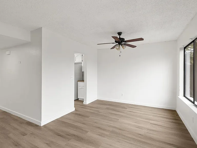 995 Matthew Ct — Photo 12