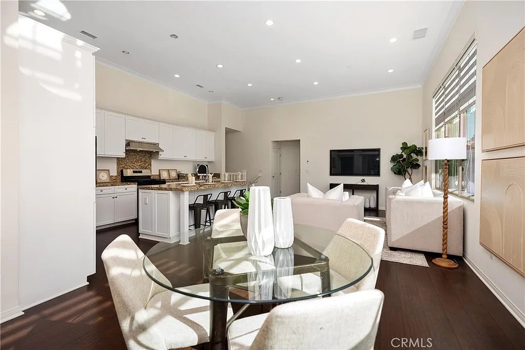 2 bed, 1305 sqft, $3,900 — Photo 2