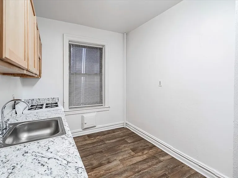 65 W 39th St — Photo 2